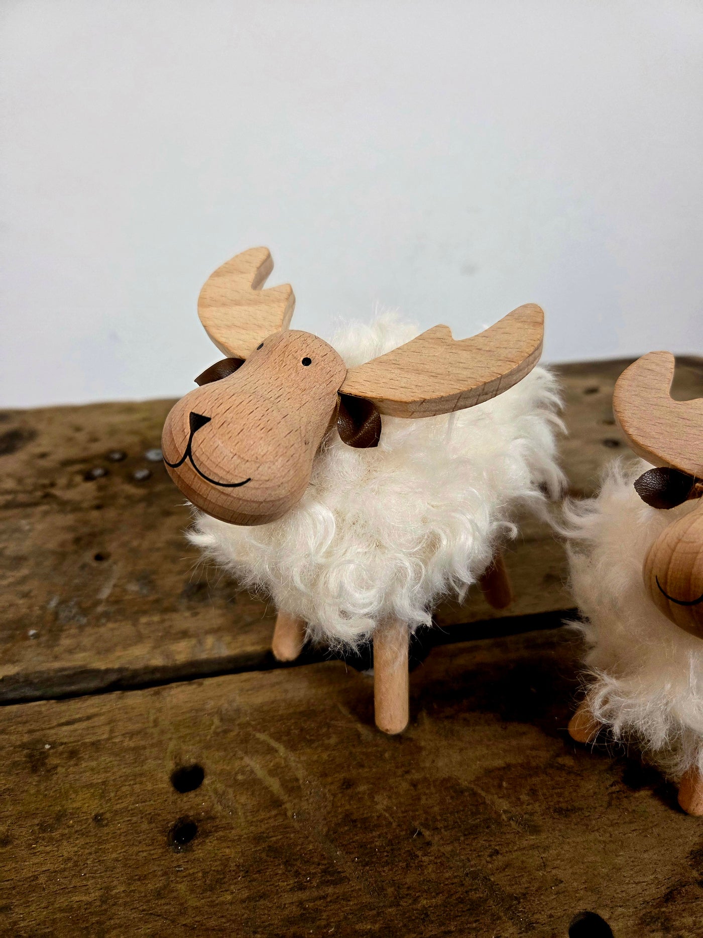 Jule elg | Hvid Pels, Lyst træ