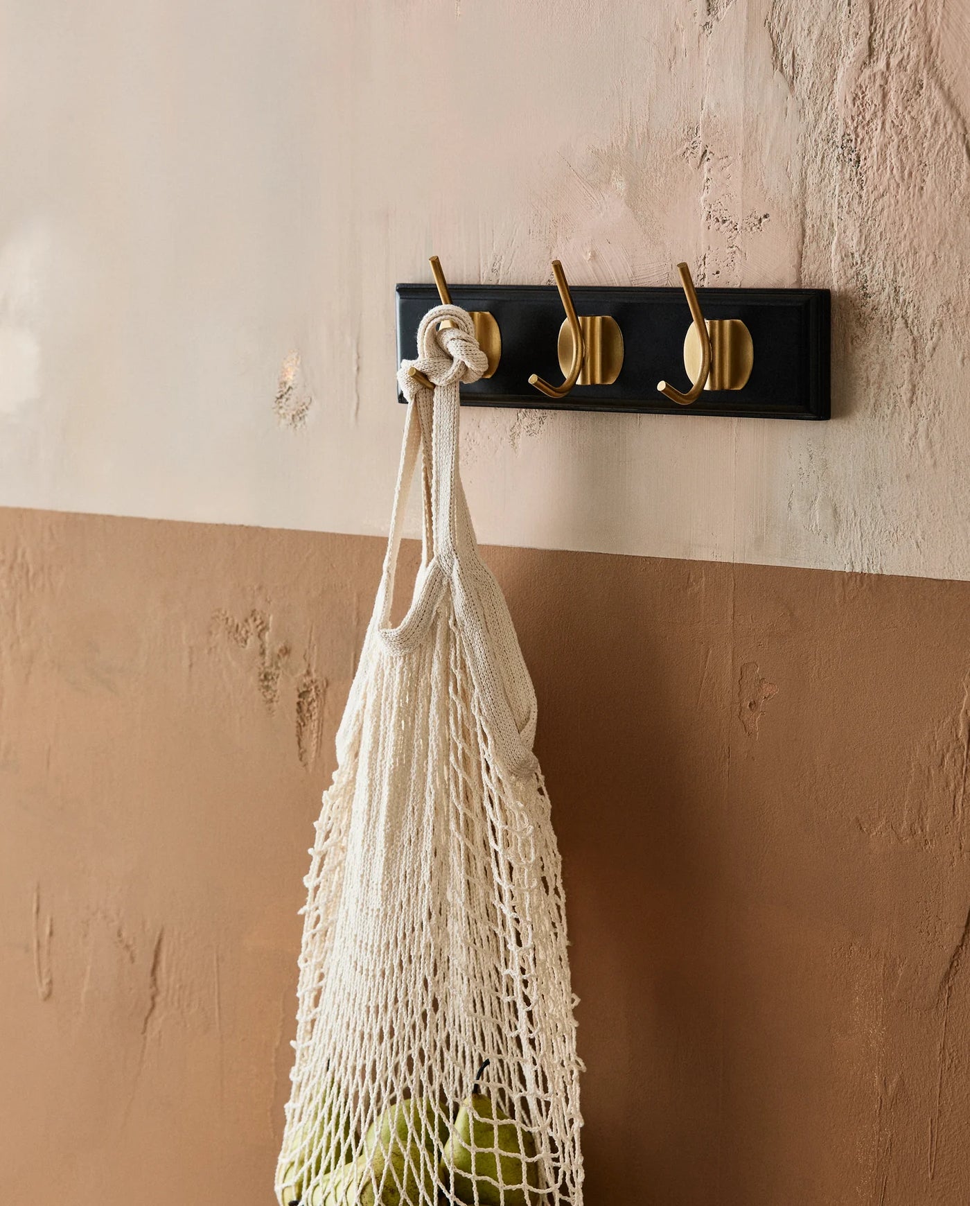 EDGY knagerække i træ | Sort messing knager
