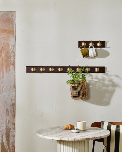 EDGY knagerække i træ | Brun med messing knager