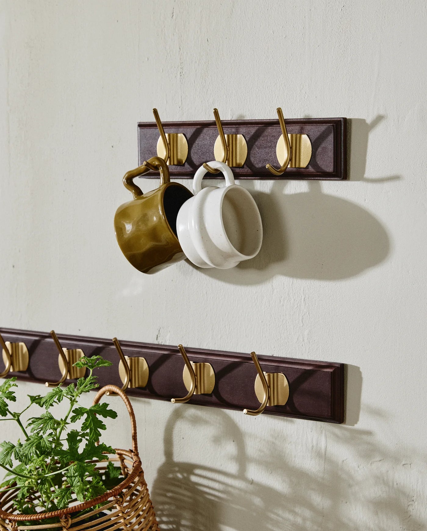 EDGY knagerække i træ | Brun med messing knager