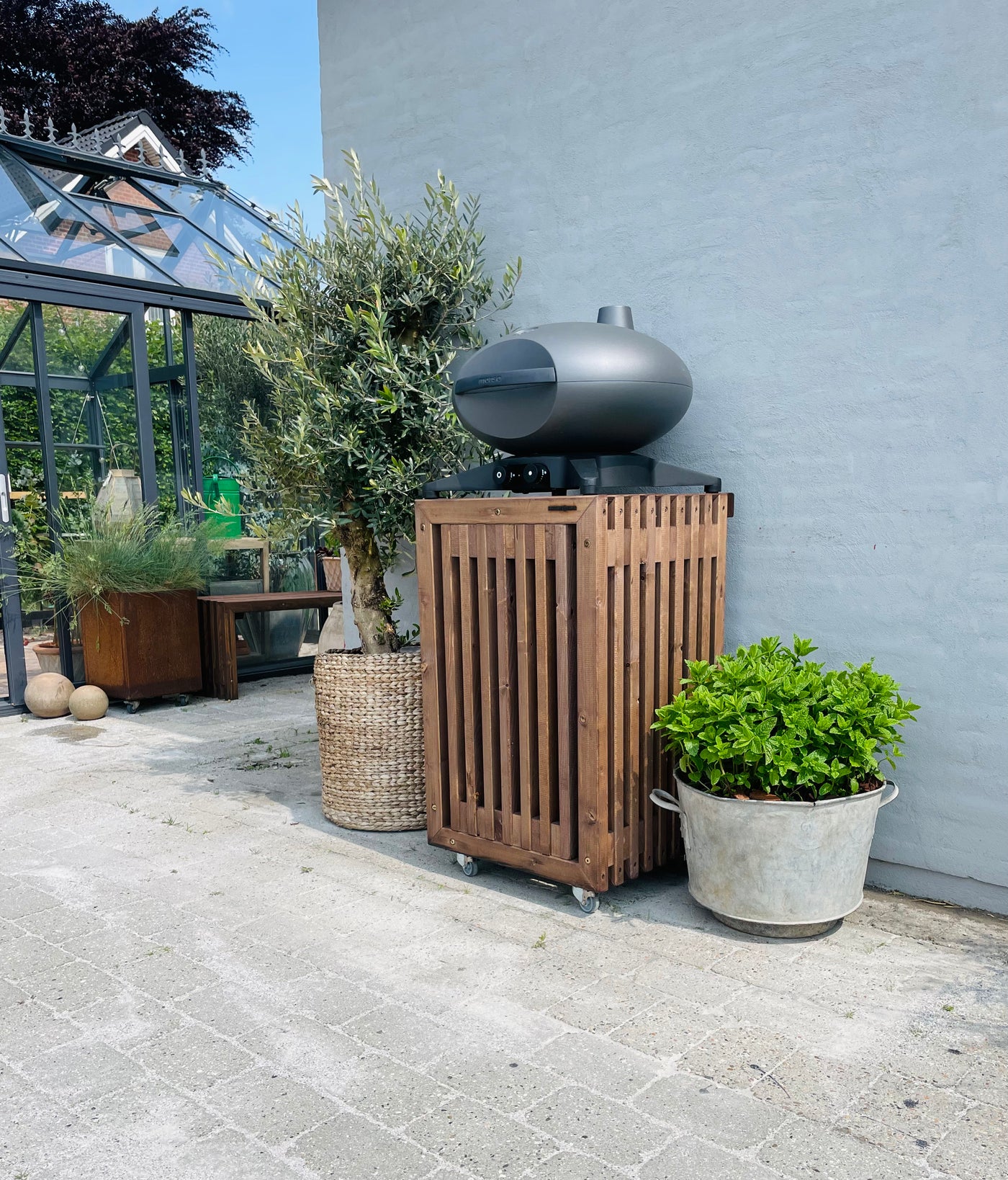 Altan Grillbord med Gasflaskeskjuler | Brunbejdset