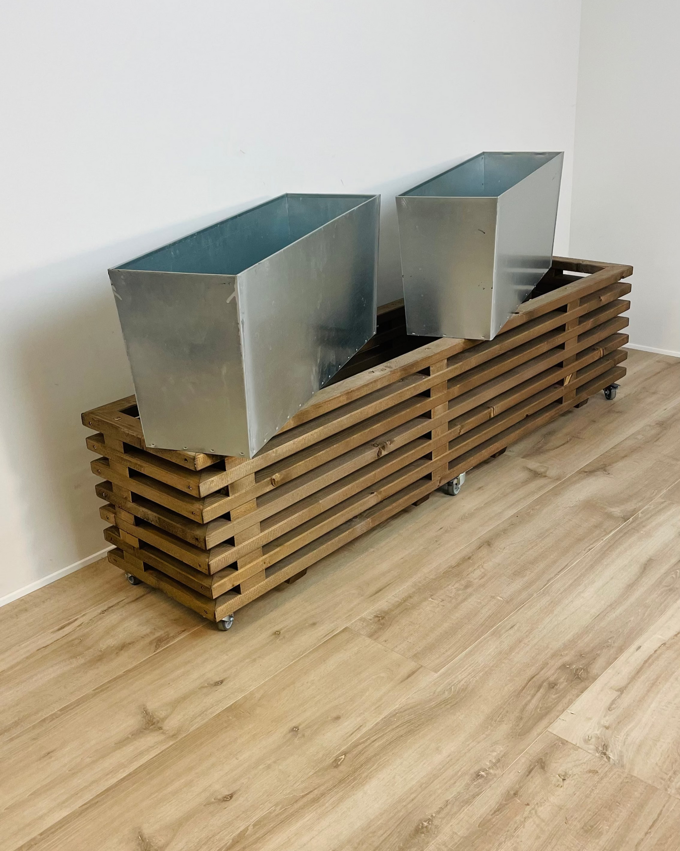 Luksus Plantekasse af Traller | Brunbejdset